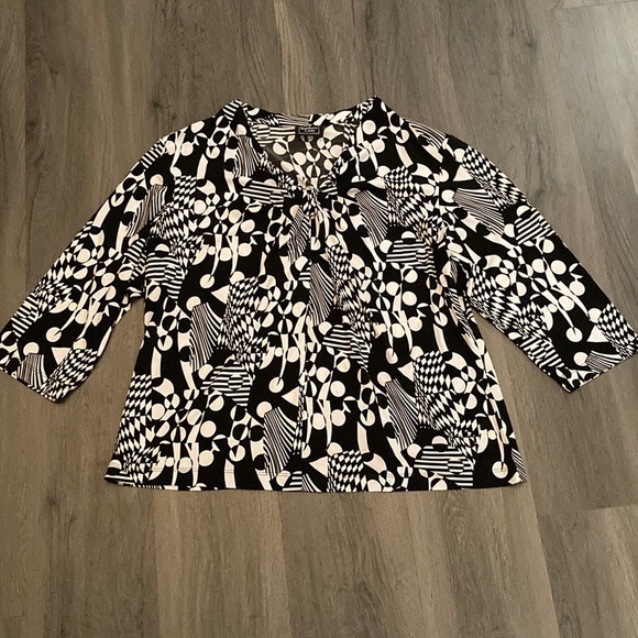 Southern Lady Fits Like 1X Black And White Blouse - Picture 3 of 5